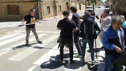 Pelea entre unionistas e independentistas