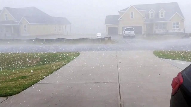 Il grêle.. des glaçons de la taille d'une balle de tennis !