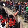 Elle tente de descendre dans un bateau à Amsterdam... Raté !
