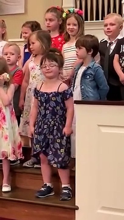 Dans la chorale cette fillette danse avec un pur style !