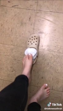 Des Crocs et un peu de mousse à raser : tellement drôle