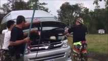 Ils découvrent un énorme cobra royal dans le moteur de leur camionnette... Flippant!