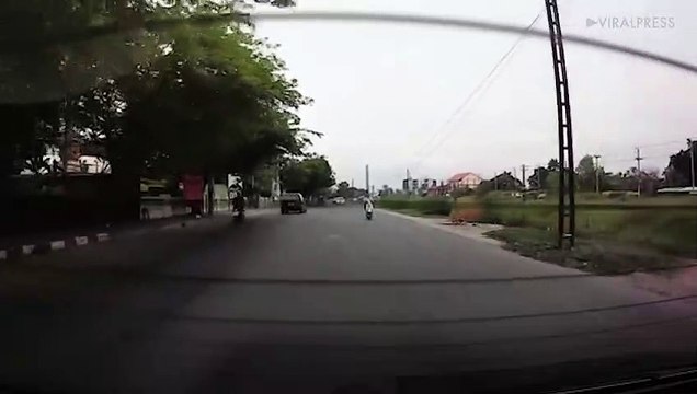 Un jeune en scooter vient éclater la vitre arrière d’une voiture