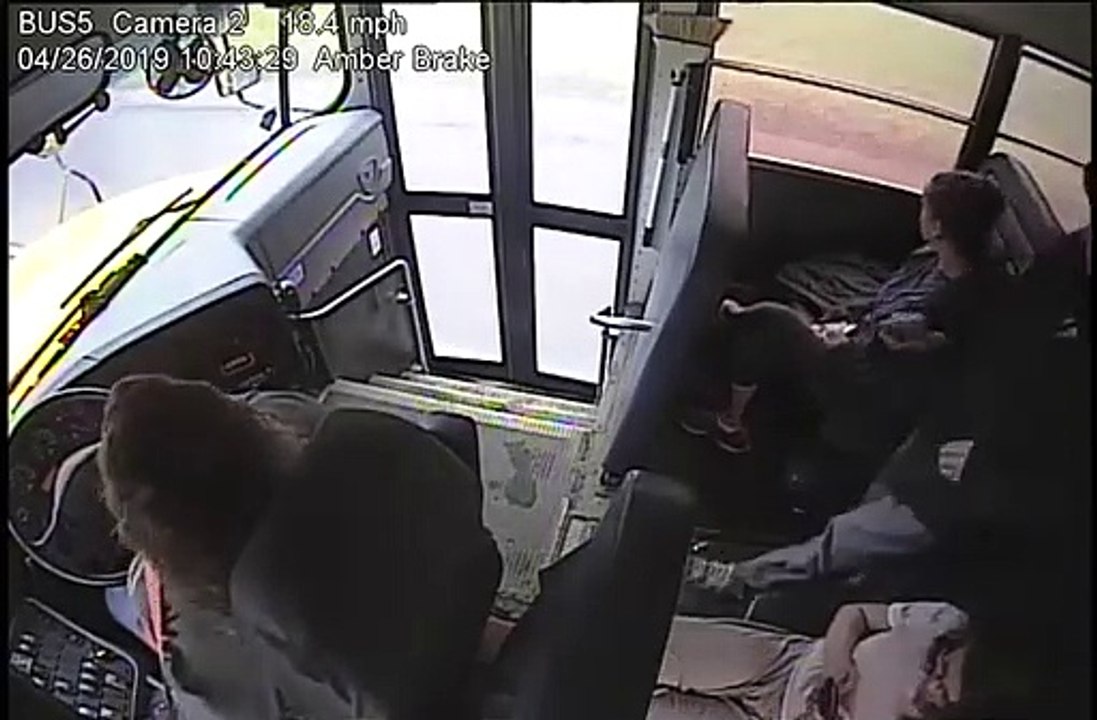 Cette conductrice de bus sauve la vie d'un adolescent d'une façon incroyable... Joli réflexe