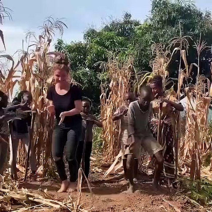 Niños abandonados de África enseñan a extranjera sus movimientos