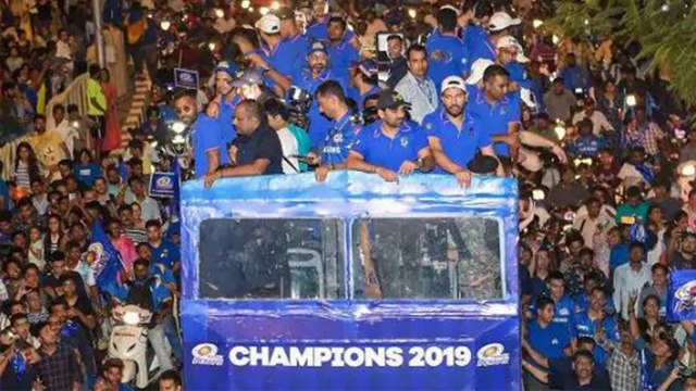 Mumbai Indians Team celebrates IPL 2019 Win in Style with Open Bus Parade, WATCH | वनइंडिया हिंदी