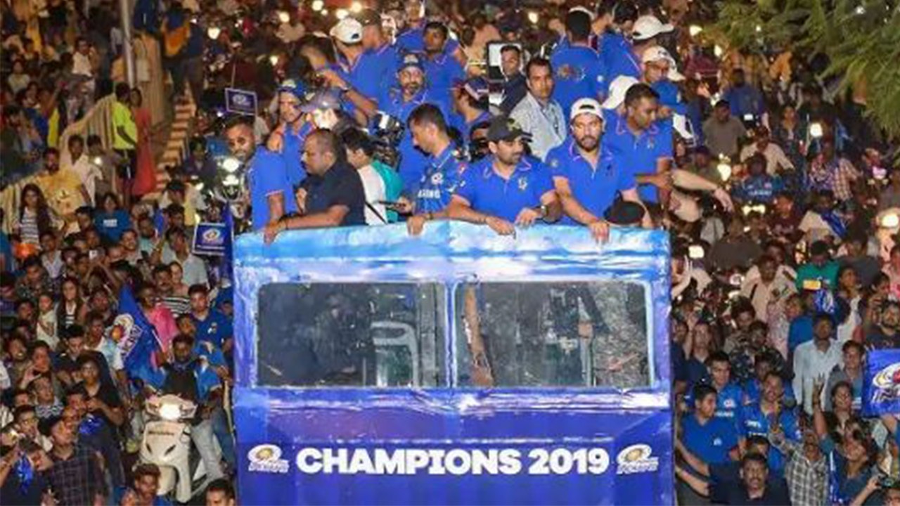 Mumbai Indians Team celebrates IPL 2019 Win in Style with Open Bus Parade, WATCH  | वनइंडिया हिंदी
