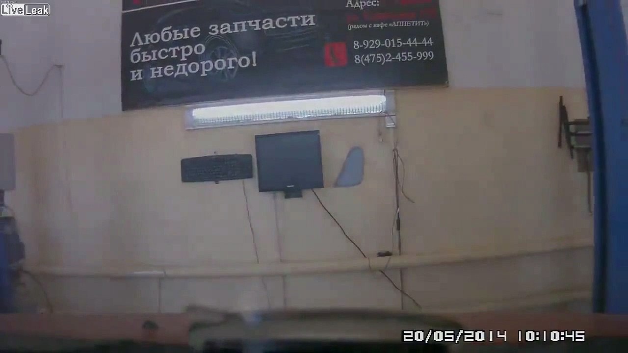 Sans freins, la voiture passe du garage à la rivière