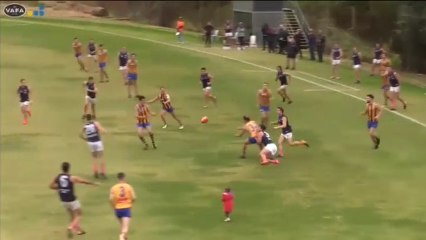 Una niña de dos años se 'cuela' en pleno partido de fútbol australiano