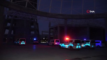 İhbara giden polis, kuleden atlayarak intihar eden gencin altında kalmaktan son anda kurtuldu