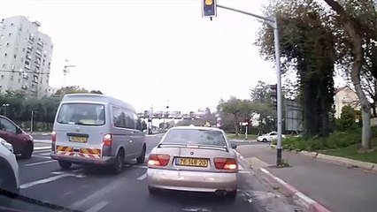 Un cycliste est à deux doigts de se faire renverser