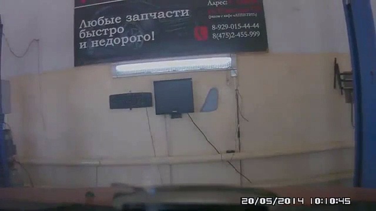 Une voiture tombe dans une rivière en sortant de chez le garagiste