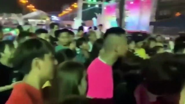 ca sĩ Du Thiên bị côn đồ đánh tại hội chợ