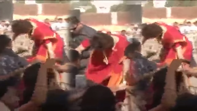 Priyanka Gandhi: தடுப்பு சுவரை அசால்ட்டாக எகிறி குதித்த பிரியங்கா காந்தி- வீடியோ
