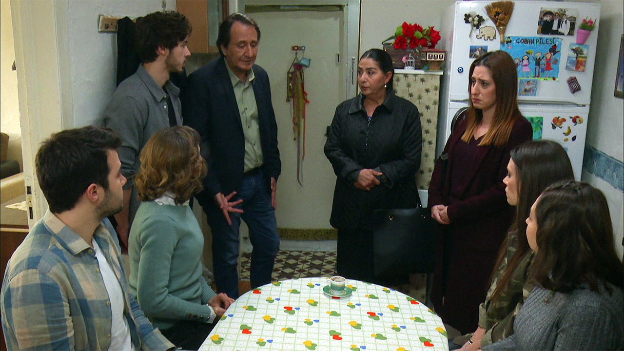 Hüsnü, Meryem'den ayrılıyor! Arka Sokaklar 517.Bölüm