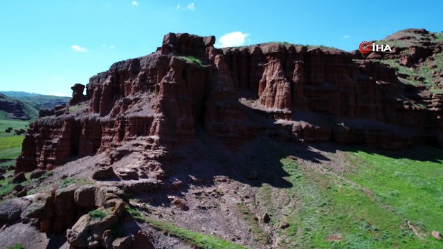 İhtişamıyla göz kamaştıran Narman Peri Bacaları havadan görüntülendi