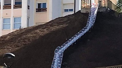 İspanya'da Bir Belediye İki Sokağı Bağlayan Kaydırağı Yaralananlar Olunca 24 Saat Sonra Kapattı