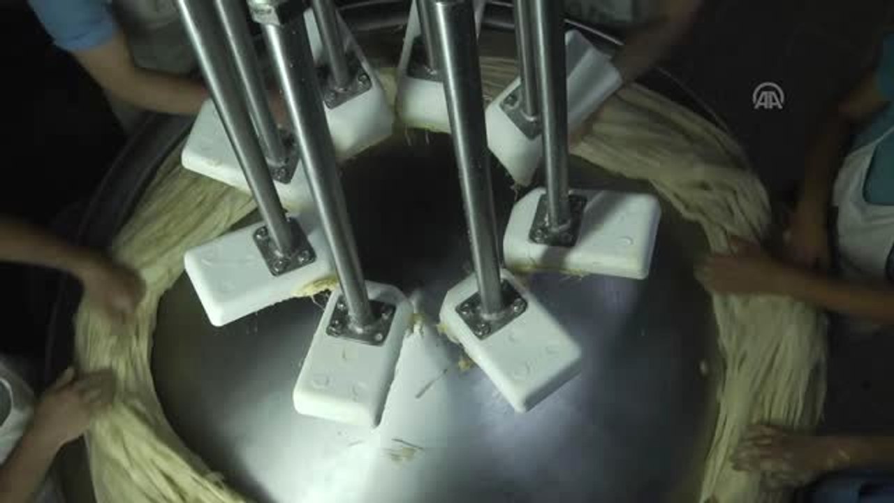 Huzur ve Bereket Ayı Ramazan - İftarla Sahur Arasında "Çekme Helva" Mesaisi