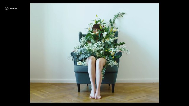 Alexandra Ungureanu feat. Skizzo Skillz - Mamuca (Official Video)