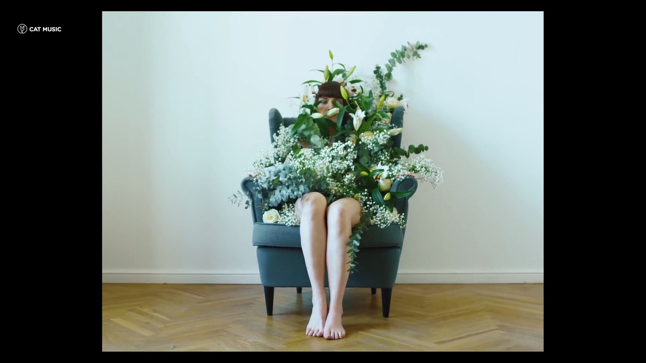 Alexandra Ungureanu feat. Skizzo Skillz - Mamuca (Official Video)