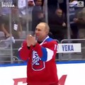La chute de Vladimir Poutine lors d’un match de hockey