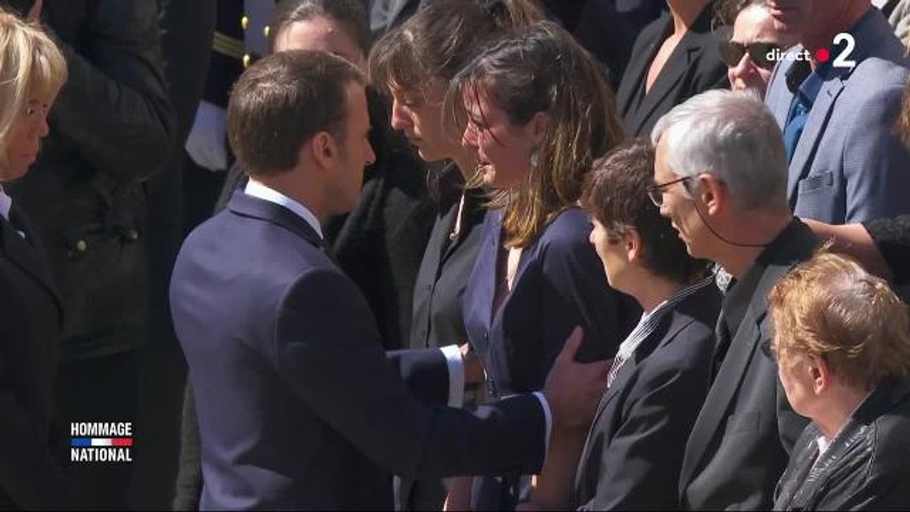 Hommage aux militaires tués au Bénin : Emmanuel Macron console la compagne d'Alain Bertoncello en pleurs