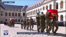 Hommage national: les militaires entonnent 