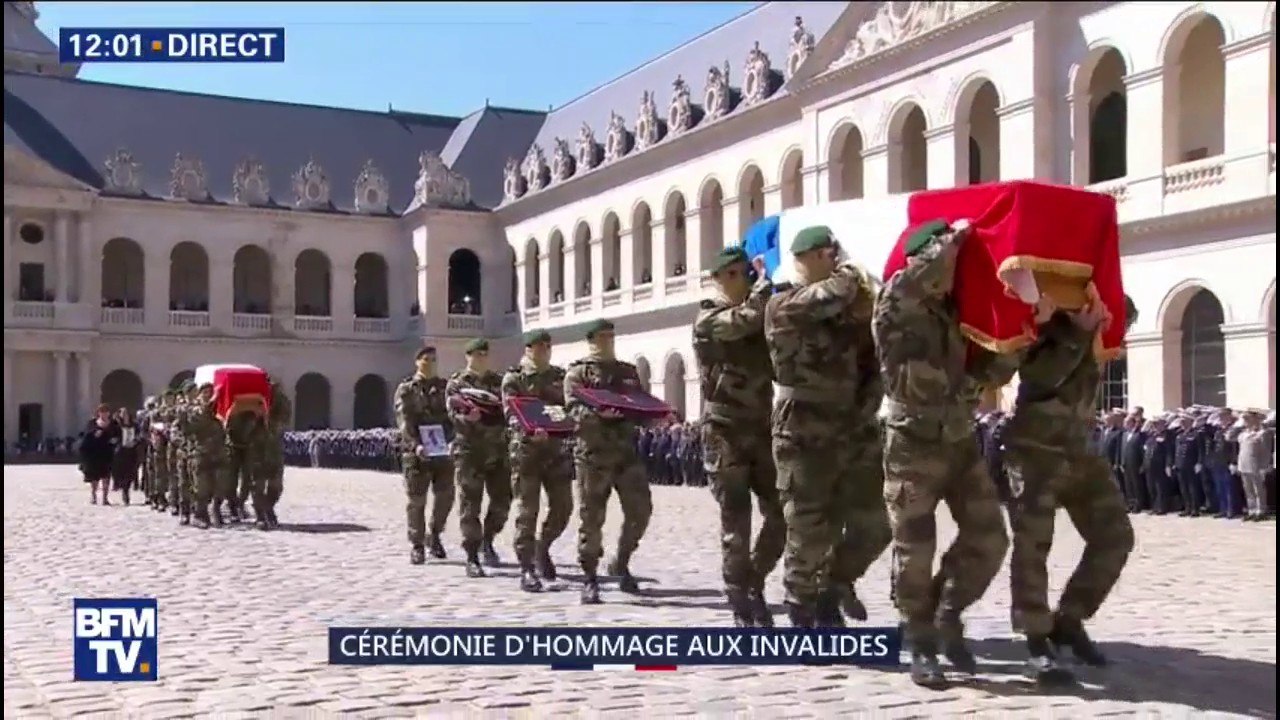 Hommage national: les militaires entonnent "Loin de chez nous" aux Invalides, leur chant d'adieu à Cédric de Pierrepont et Alain Bertoncello