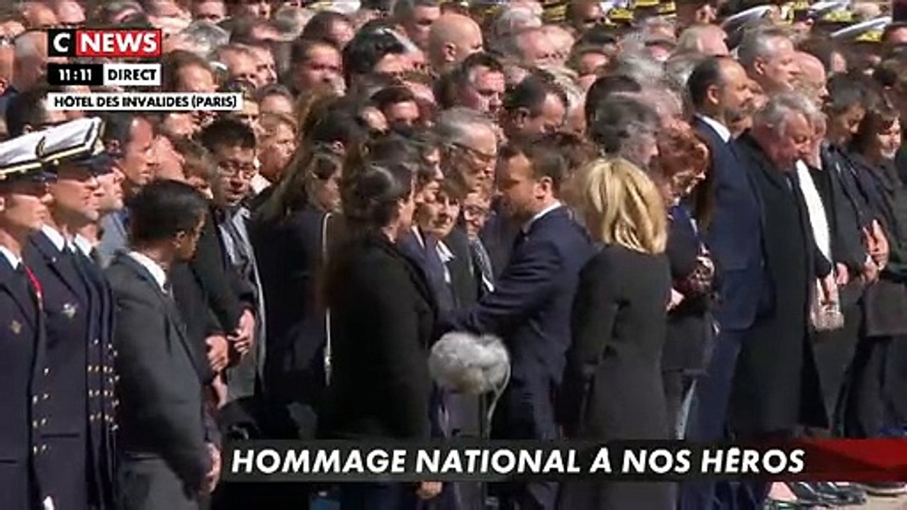 Hommage aux héros: Le Président Emmanuel Macron et son épouse réconfortent les familles des deux soldats en larmes - VIDEO
