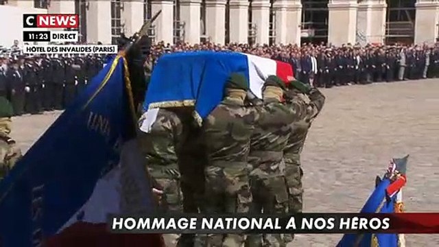 Hommage aux héros: Revoir l'entrée des deux cercueils dans la cour des Invalides portés par des commandos marine - VIDEO