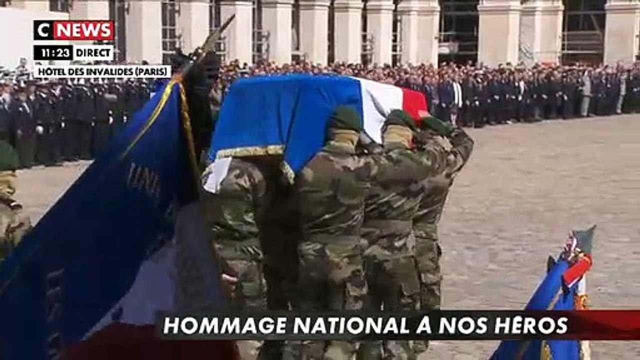 Hommage aux héros: Revoir l'entrée des deux cercueils dans la cour des Invalides portés  par des commandos marine - VIDEO
