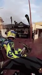 Descente en VTT impressionnante dans les rues dun village au Mexique !