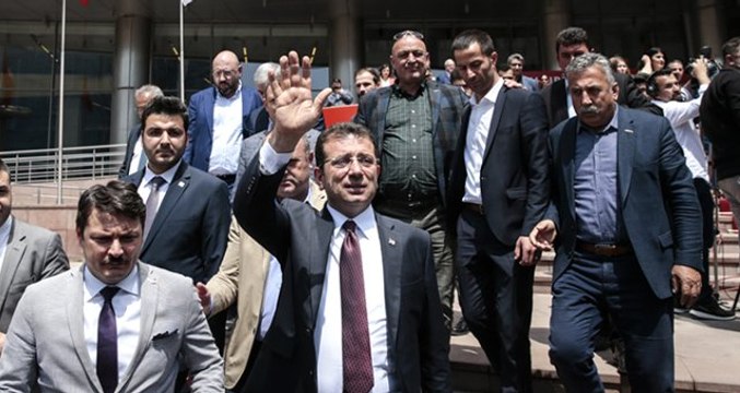 Bağımsız Aday Özge Akman, Ekrem İmamoğlu Lehine Resmen Adaylıktan Çekildi