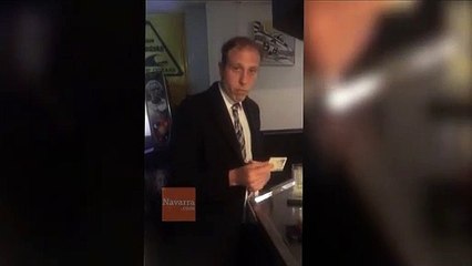 El parlamentario de Geroa Bai, Jokin Castiella, destroza un nuevo DNI español ante una cámara