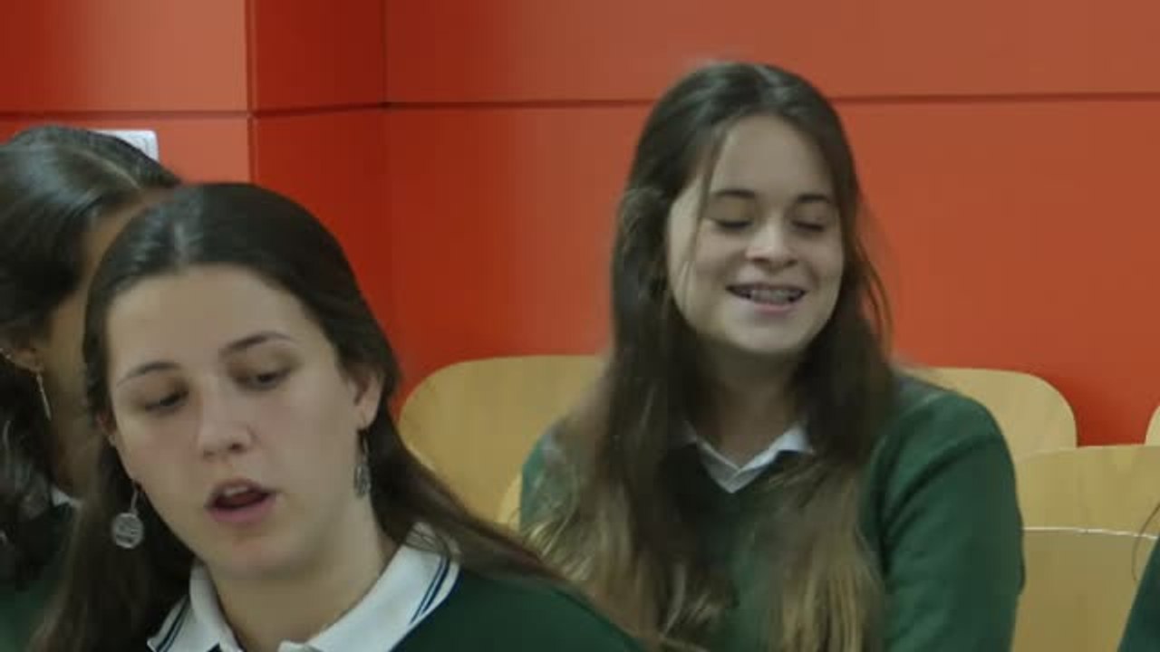 Macarena Gómez da una sorpresa a alumnas de bachillerato