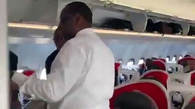 Le président Macky SALL à bord d’un vol régulier d’Air Sénégal à destination de Paris
