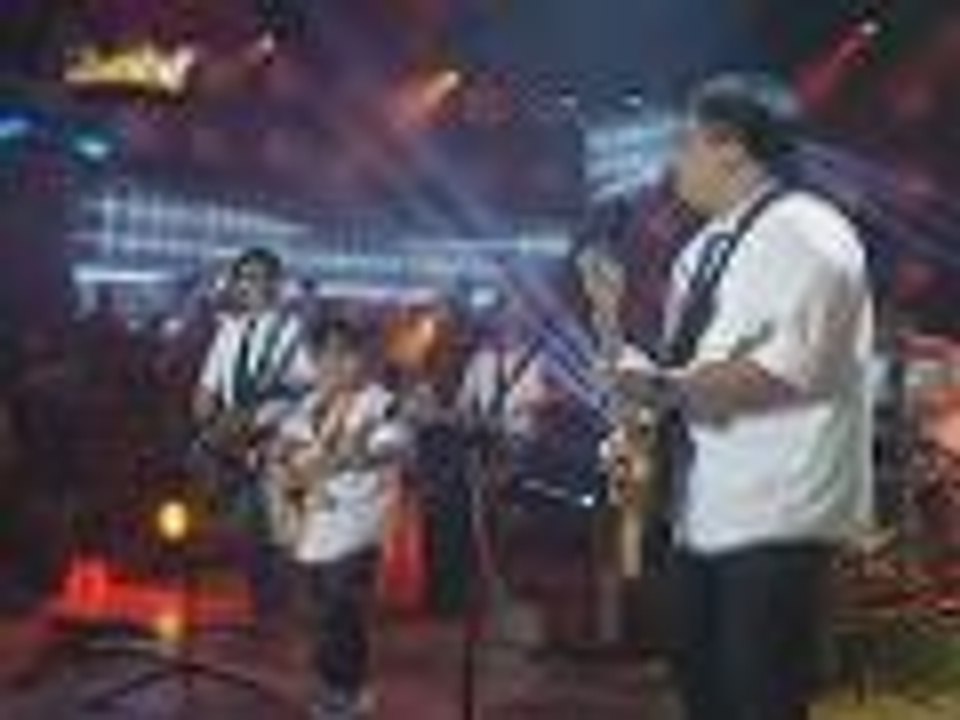 Jugs Mini Me & Itchyworms on It's Showtime stage