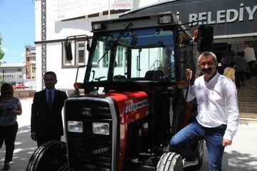Dünya Çiftçiler Günü'nde Tunceli Belediyesi'ne Traktör Hediye Edildi