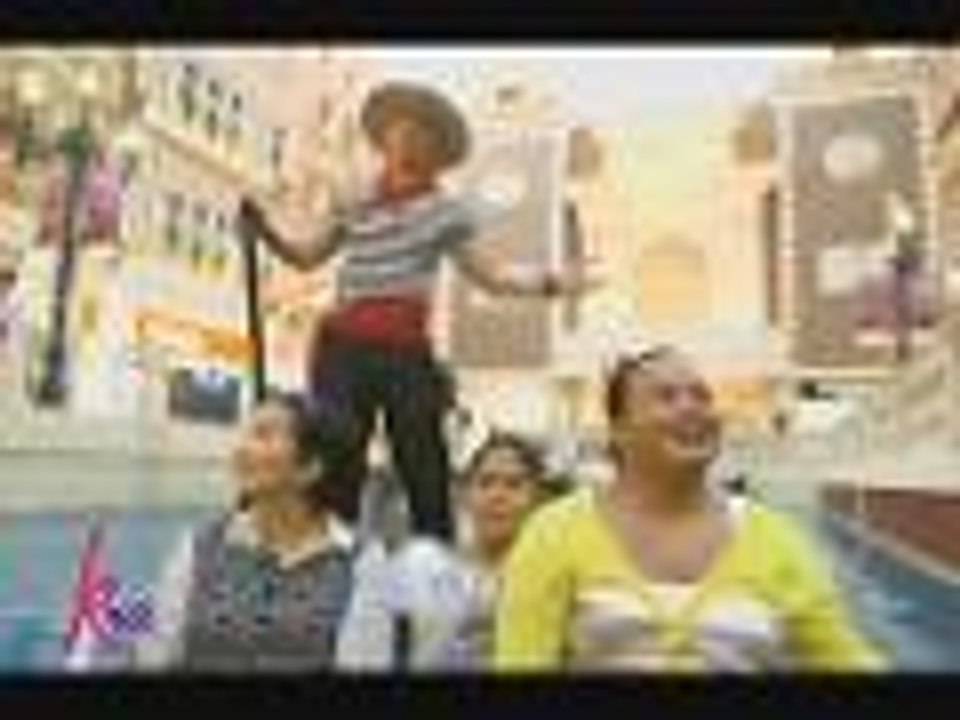 Kris rides the Gondola with Melai & Darla at Venetian Macau