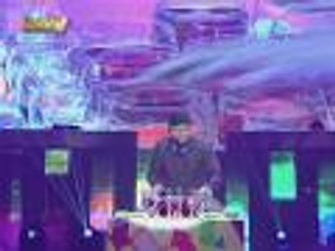 Ang musikerong gamit ang mga baso ng tubig sa PINASikat