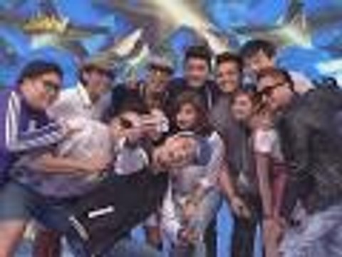 It's Showtime hosts, nag-group hug at nag-selfie dahil nakumpleto muli!
