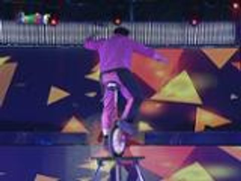 Unicycling act ng The Golden Show, nagpa-wow ng madlang people