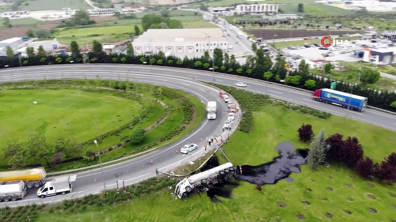 TEM Çatalca Yolu'nda zift yüklü tanker devrildi...Devrilen tanker havadan görüntülendi