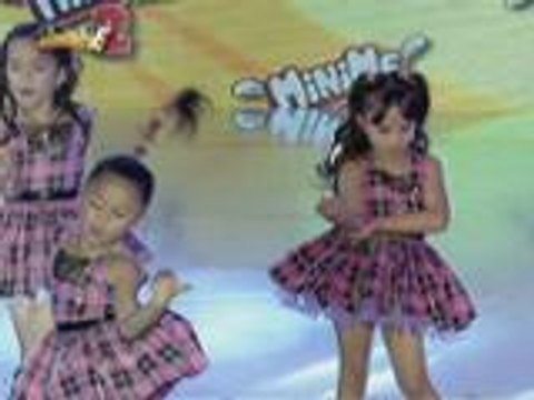 Mga cute na 2NE1 Mini Me itinodo ang kanilang dance performance sa weekly finals