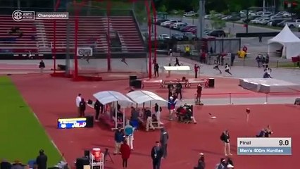 Un athlète remporte un 400m haies en plongeant sur la ligne d'arrivée