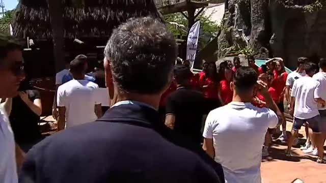 El Sevilla visita Isla Mágica en la fiesta escolar