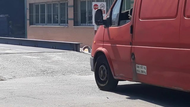Controlado el incendio de una nave de reciclaje en Sevilla