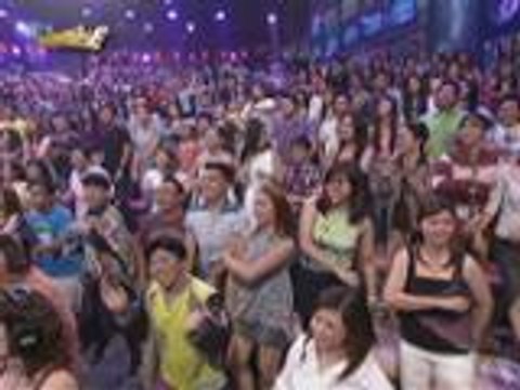 It's Showtime family at madlang people naki-Zumba with Berto Perez