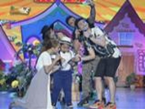 Anne, Vhong, Billy at Karylle nikipagselfie kay Mini Clarence