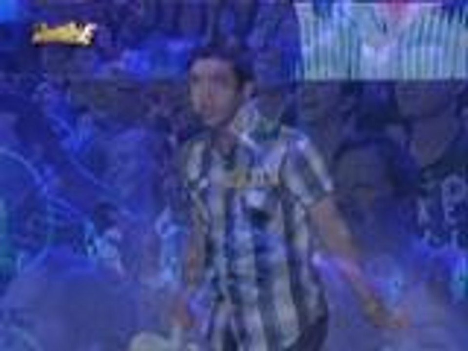 Gwapong Komikero na si Bob may iba't ibang gimik sa pagbenta ng balot